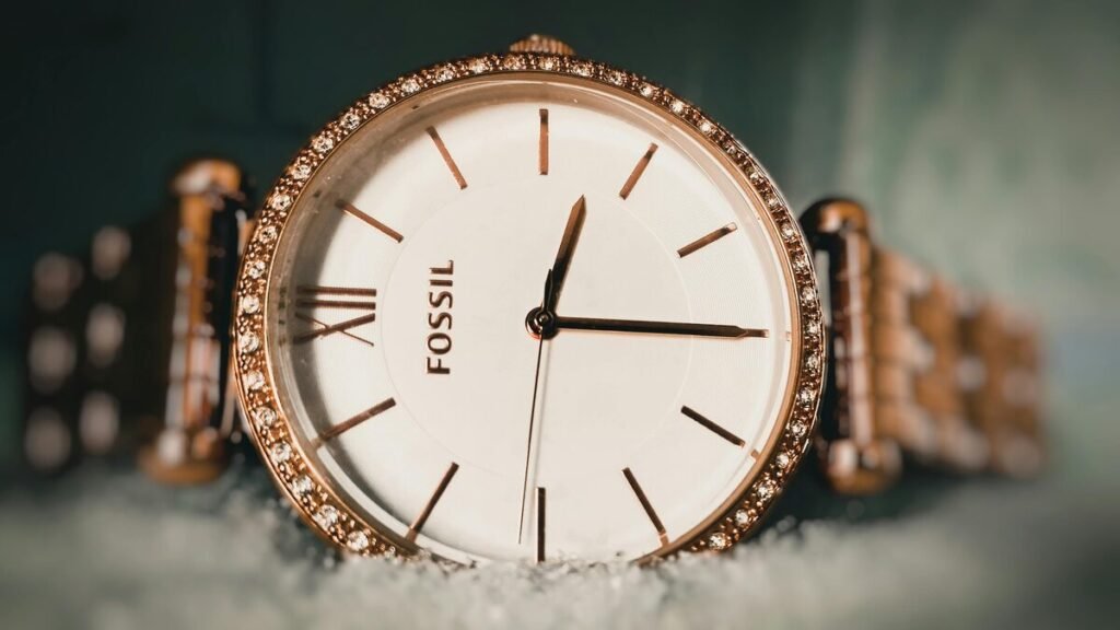 "Elegant Fossil women's wristwatch with a rose gold tone and sparkling accents"